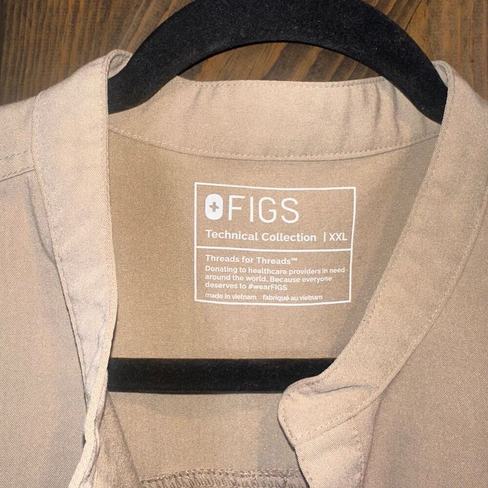 NWOT FIGS Rafela Scrub Top - Picture 3 of 5